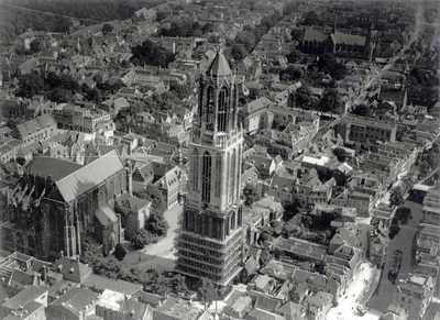 85047 Luchtfoto van de Domtoren (Domplein) te Utrecht, uit het noordwesten. Links de Domkerk en rechts op de voorgrond ...